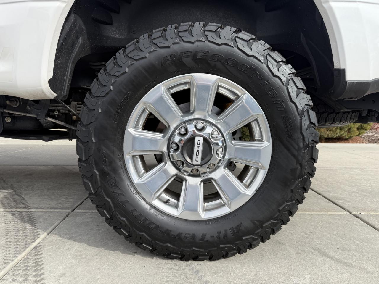 Ford Super Duty F-350 SRW Platinum 4WD Crew Cab 8' Box 2017