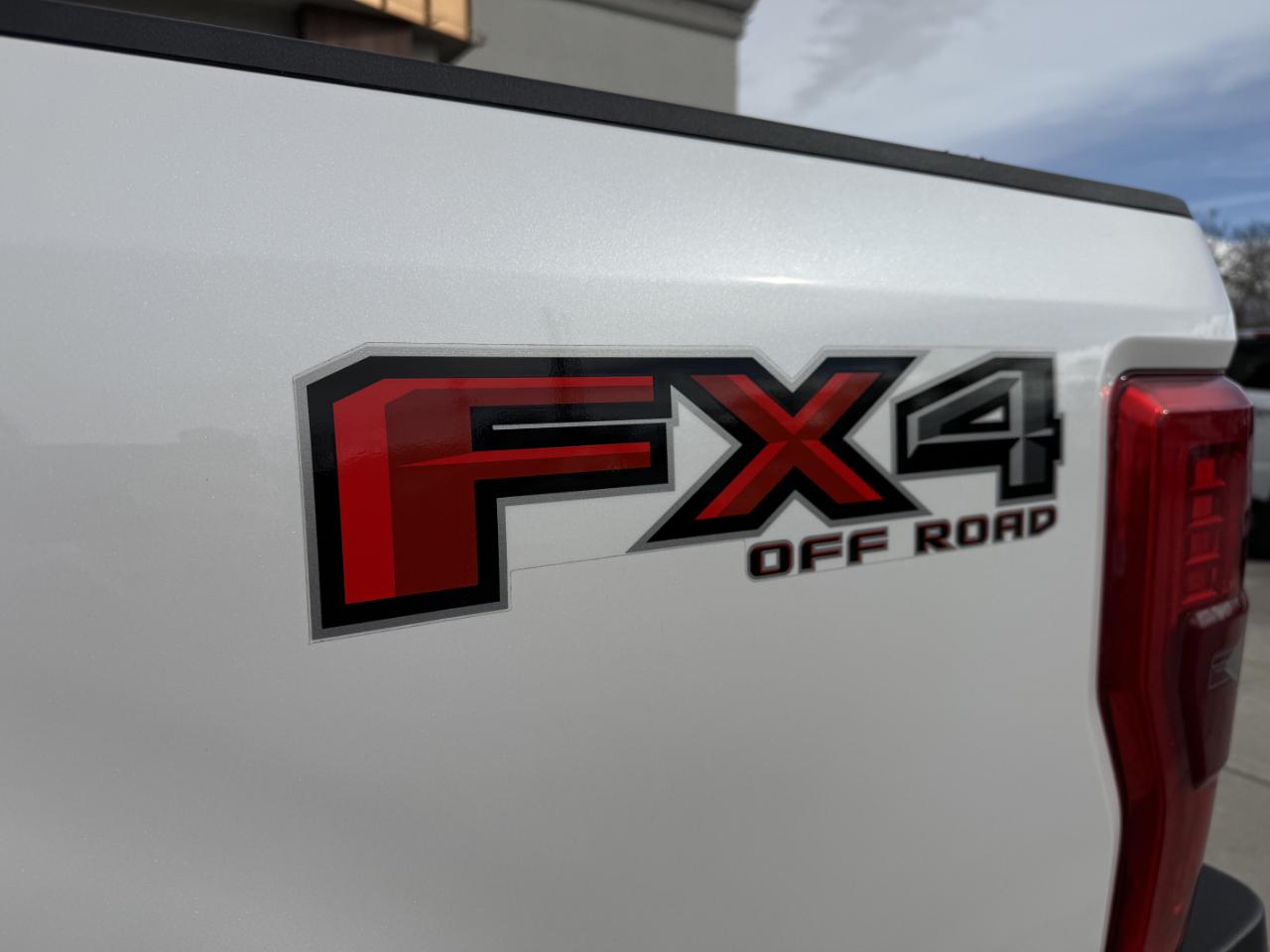 Ford Super Duty F-350 SRW Platinum 4WD Crew Cab 8' Box 2017