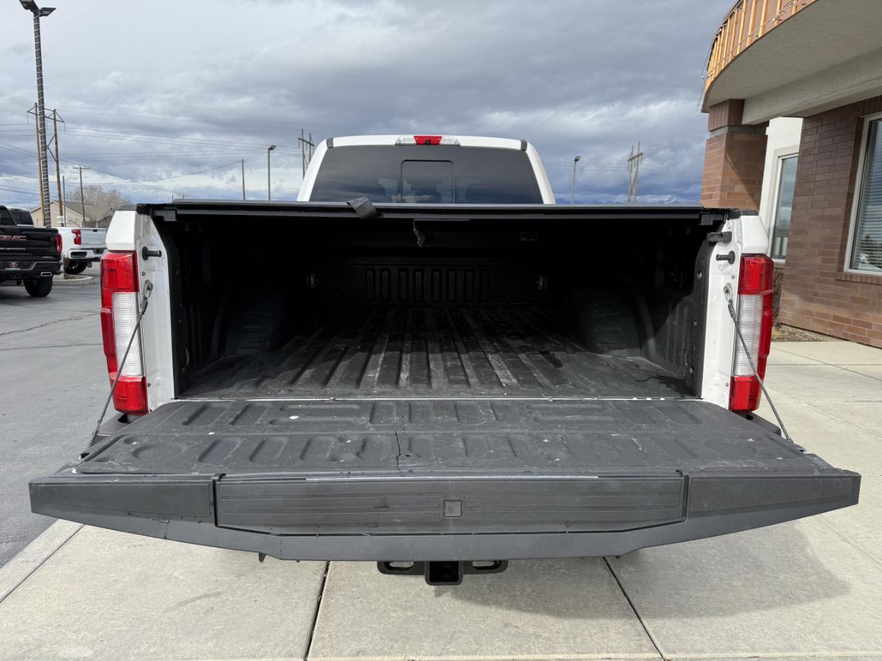 Ford Super Duty F-350 SRW Platinum 4WD Crew Cab 8' Box 2017