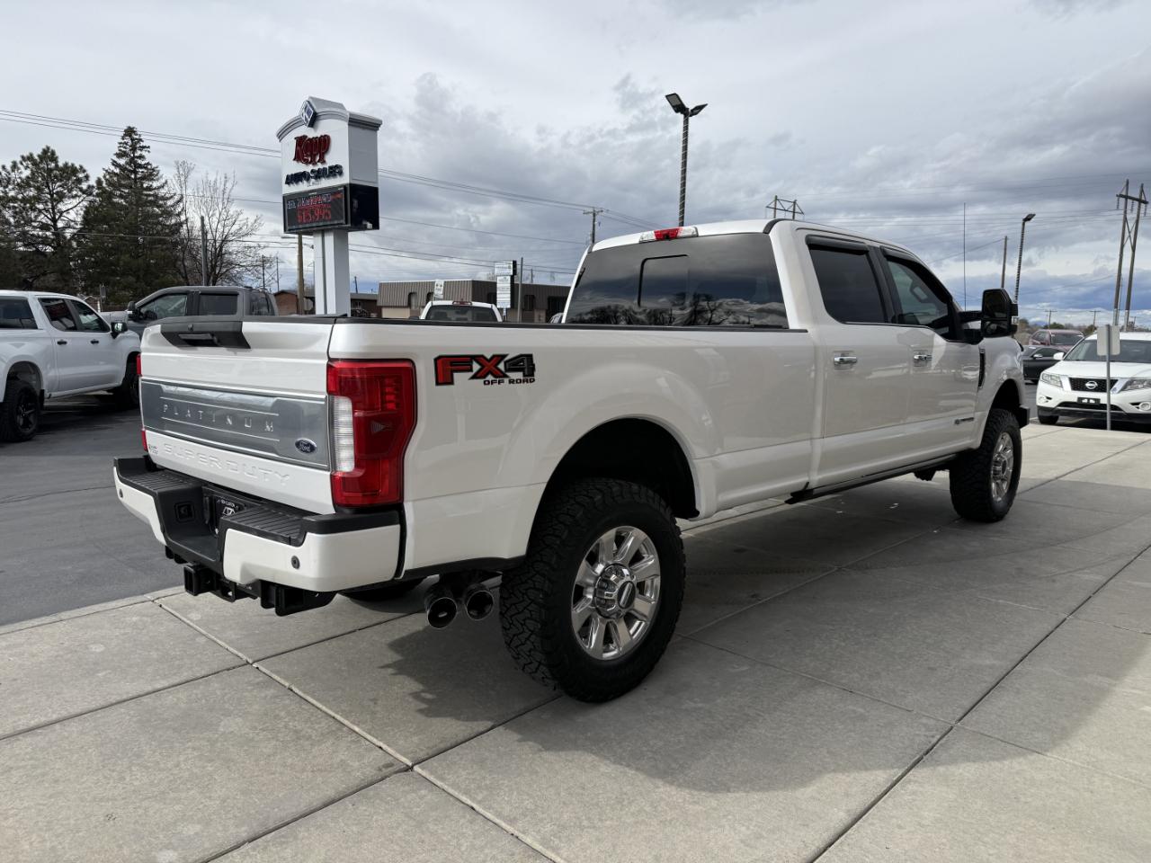 Ford Super Duty F-350 SRW Platinum 4WD Crew Cab 8' Box 2017