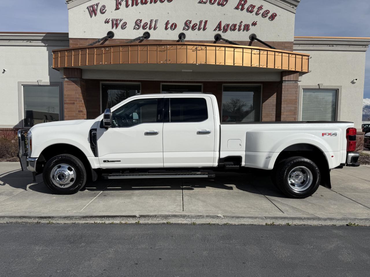 Ford Super Duty F-350 DRW Lariat 4WD Crew Cab 8' Box 2024