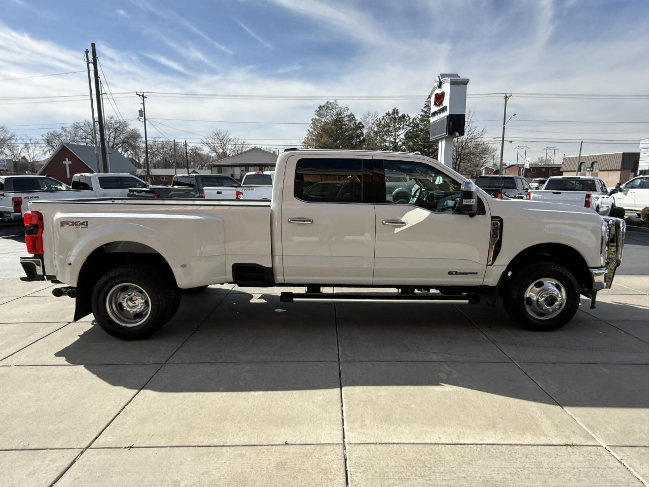 Ford Super Duty F-350 DRW Lariat 4WD Crew Cab 8' Box 2024