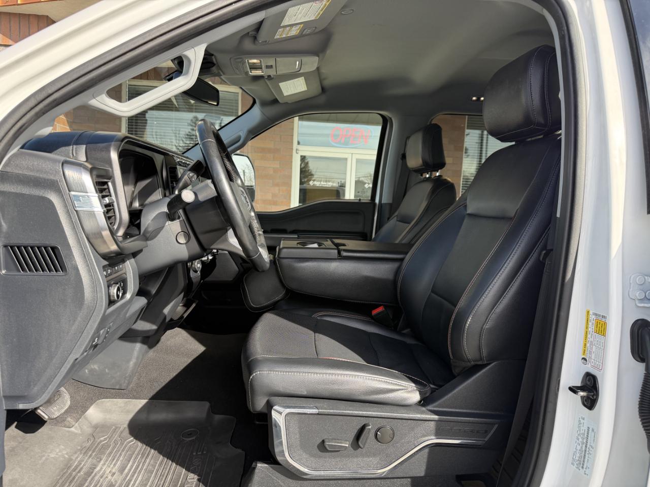 Ford Super Duty F-350 DRW Lariat 4WD Crew Cab 8' Box 2024