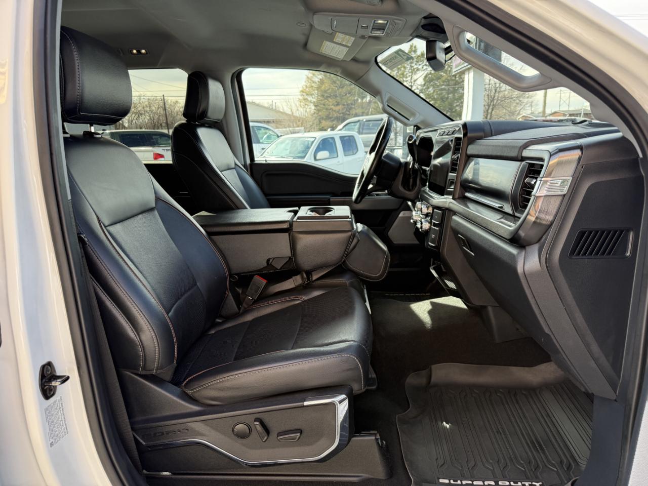 Ford Super Duty F-350 DRW Lariat 4WD Crew Cab 8' Box 2024