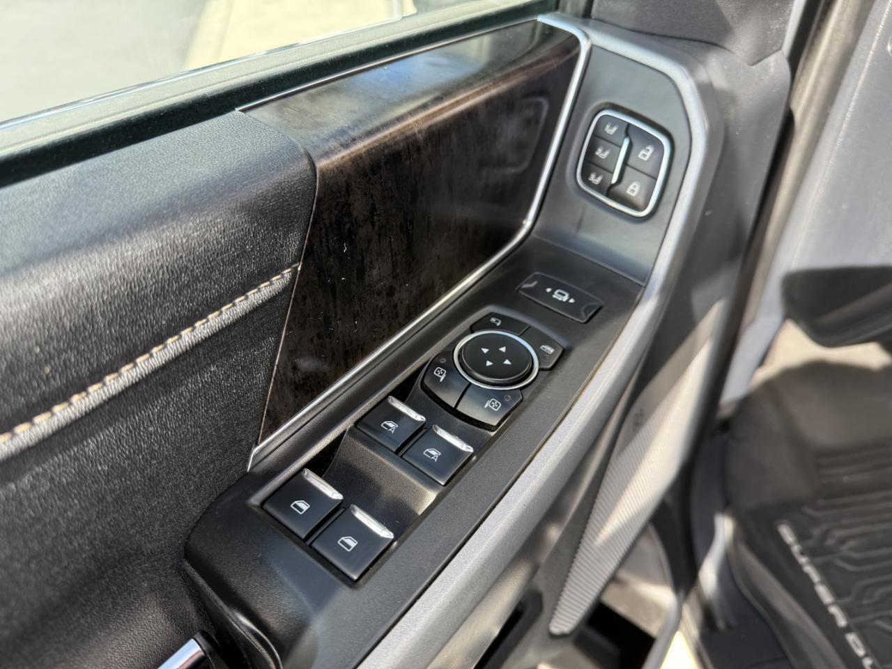 Ford Super Duty F-350 DRW Lariat 4WD Crew Cab 8' Box 2024