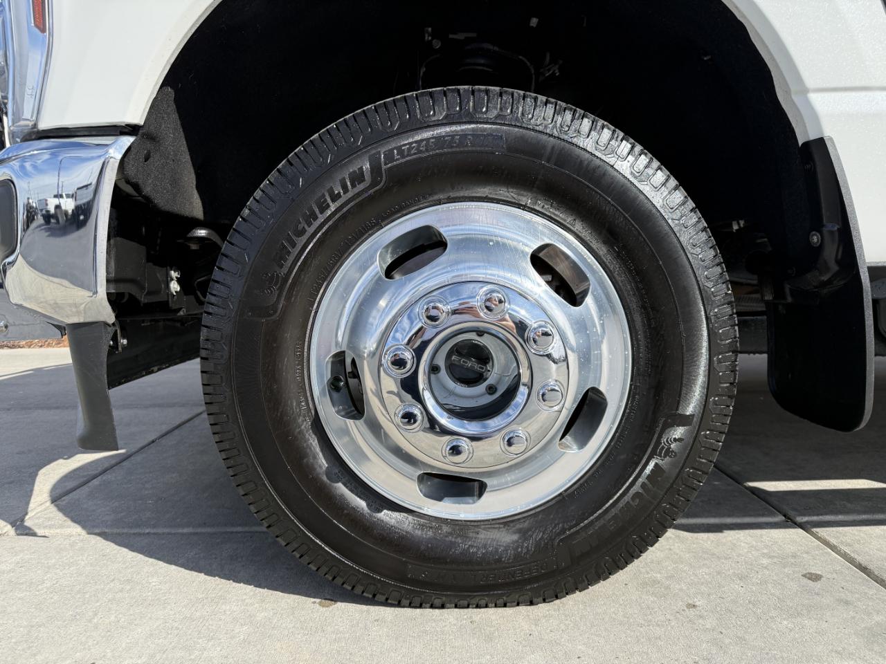 Ford Super Duty F-350 DRW Lariat 4WD Crew Cab 8' Box 2024