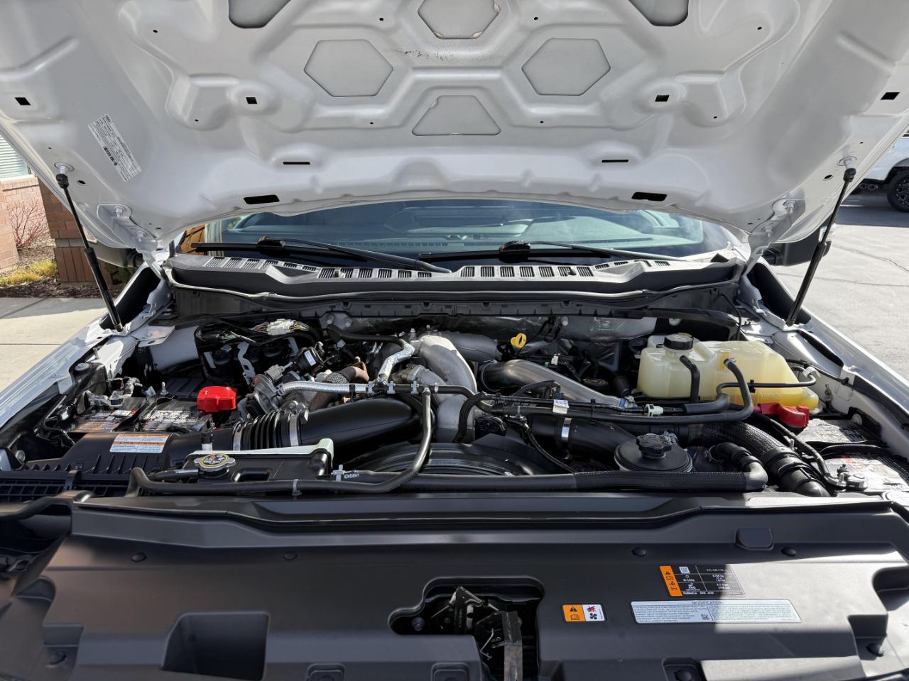 Ford Super Duty F-350 DRW Lariat 4WD Crew Cab 8' Box 2024