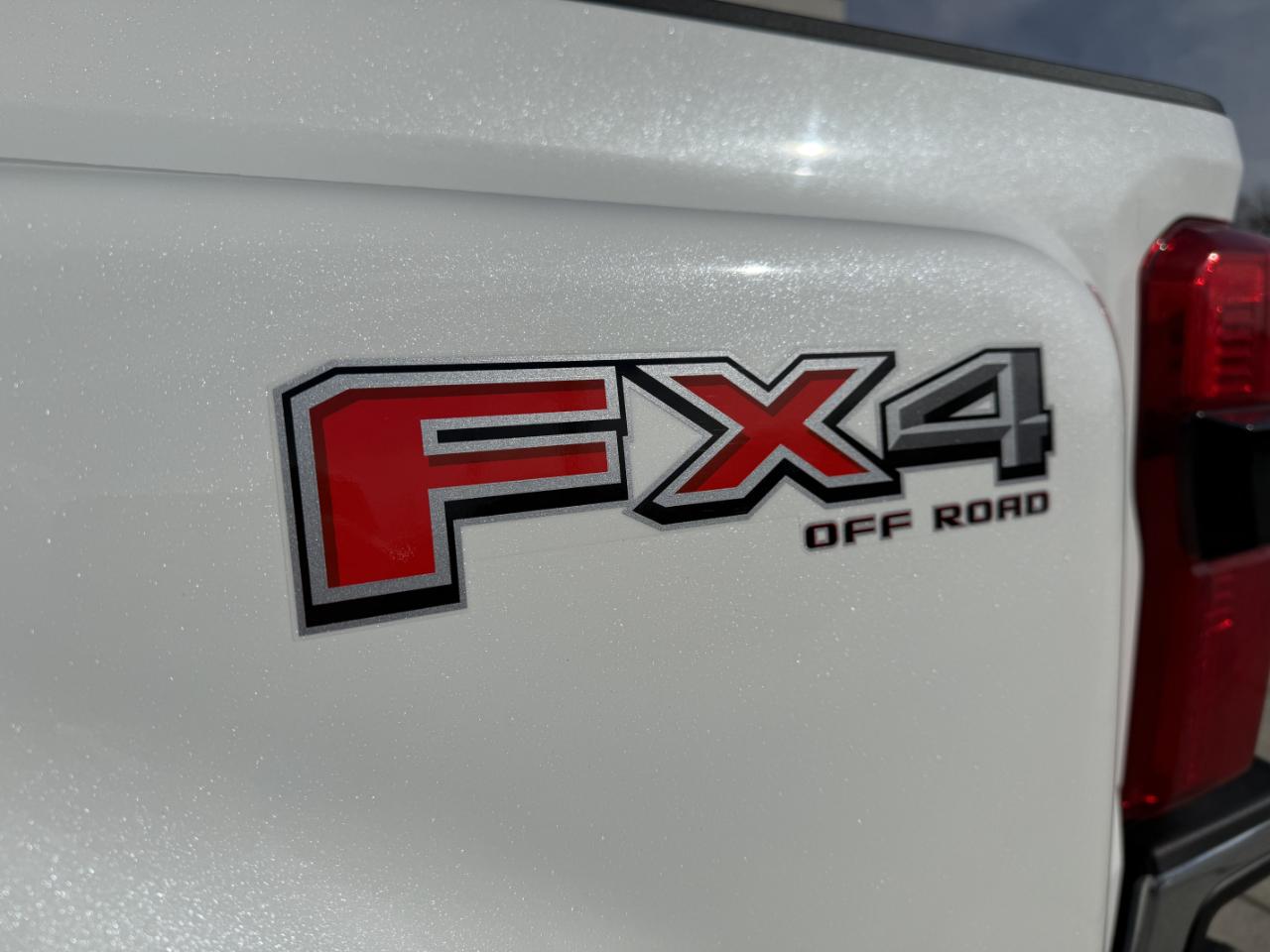 Ford Super Duty F-350 DRW Lariat 4WD Crew Cab 8' Box 2024