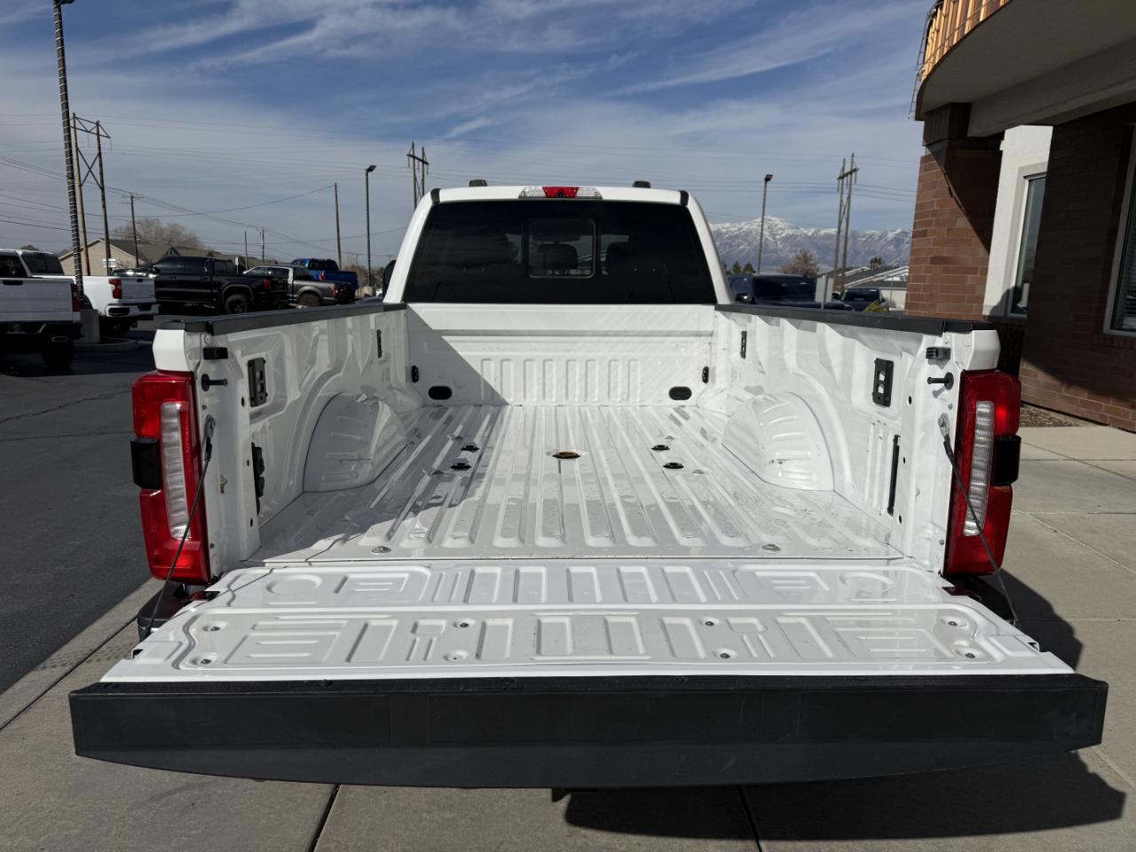 Ford Super Duty F-350 DRW Lariat 4WD Crew Cab 8' Box 2024