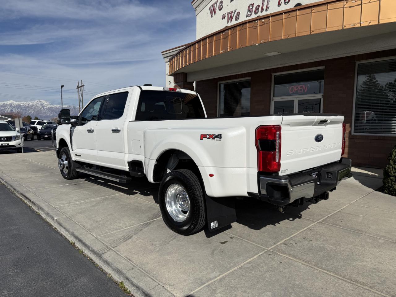 Ford Super Duty F-350 DRW Lariat 4WD Crew Cab 8' Box 2024