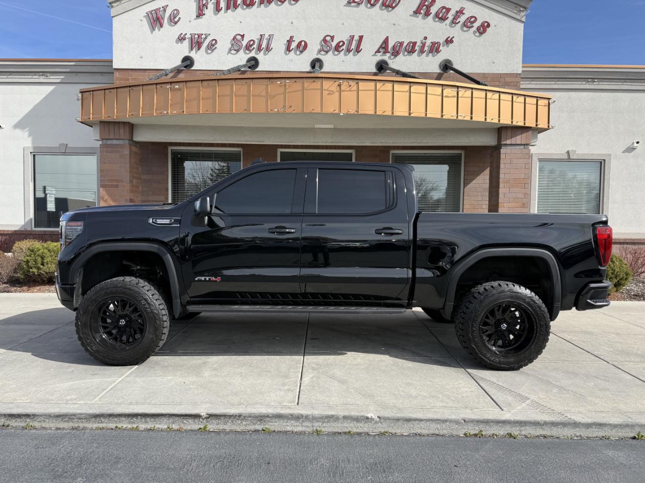 GMC Sierra 1500 4WD Crew Cab 147" AT4 2023