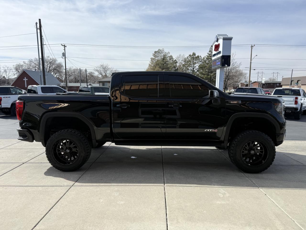 GMC Sierra 1500 4WD Crew Cab 147" AT4 2023