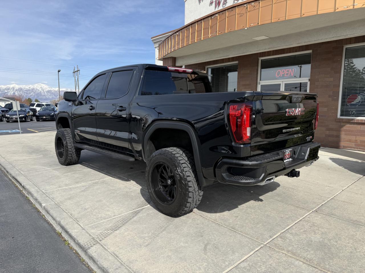 GMC Sierra 1500 4WD Crew Cab 147" AT4 2023