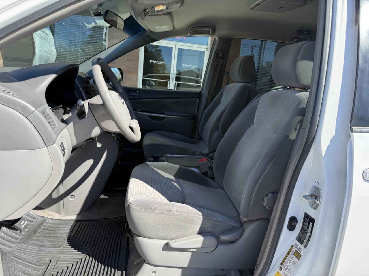 Toyota Sienna 5dr 8-Passenger Van LE FWD (Natl) 2007