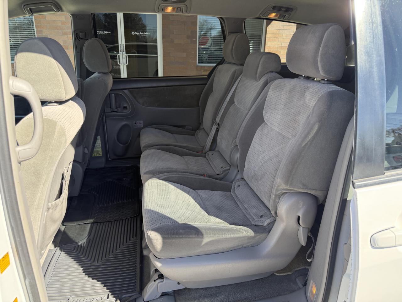 Toyota Sienna 5dr 8-Passenger Van LE FWD (Natl) 2007