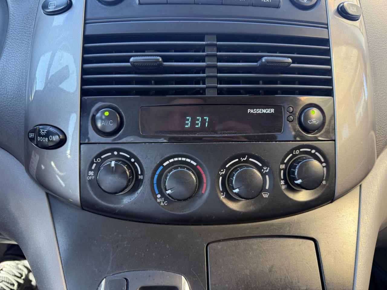 Toyota Sienna 5dr 8-Passenger Van LE FWD (Natl) 2007