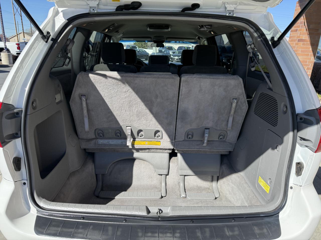 Toyota Sienna 5dr 8-Passenger Van LE FWD (Natl) 2007