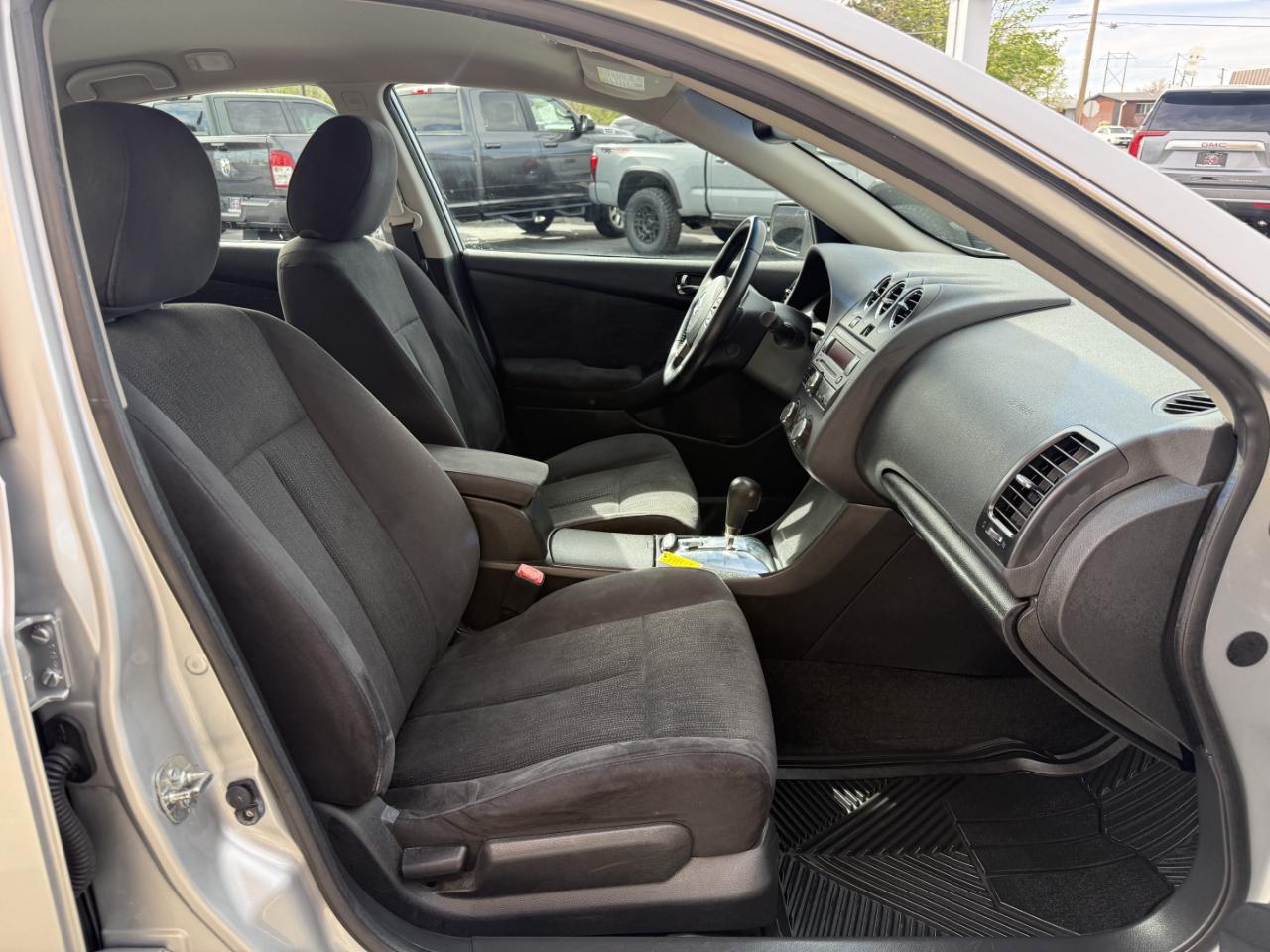 Nissan Altima 4dr Sdn I4 CVT 2.5 S 2012