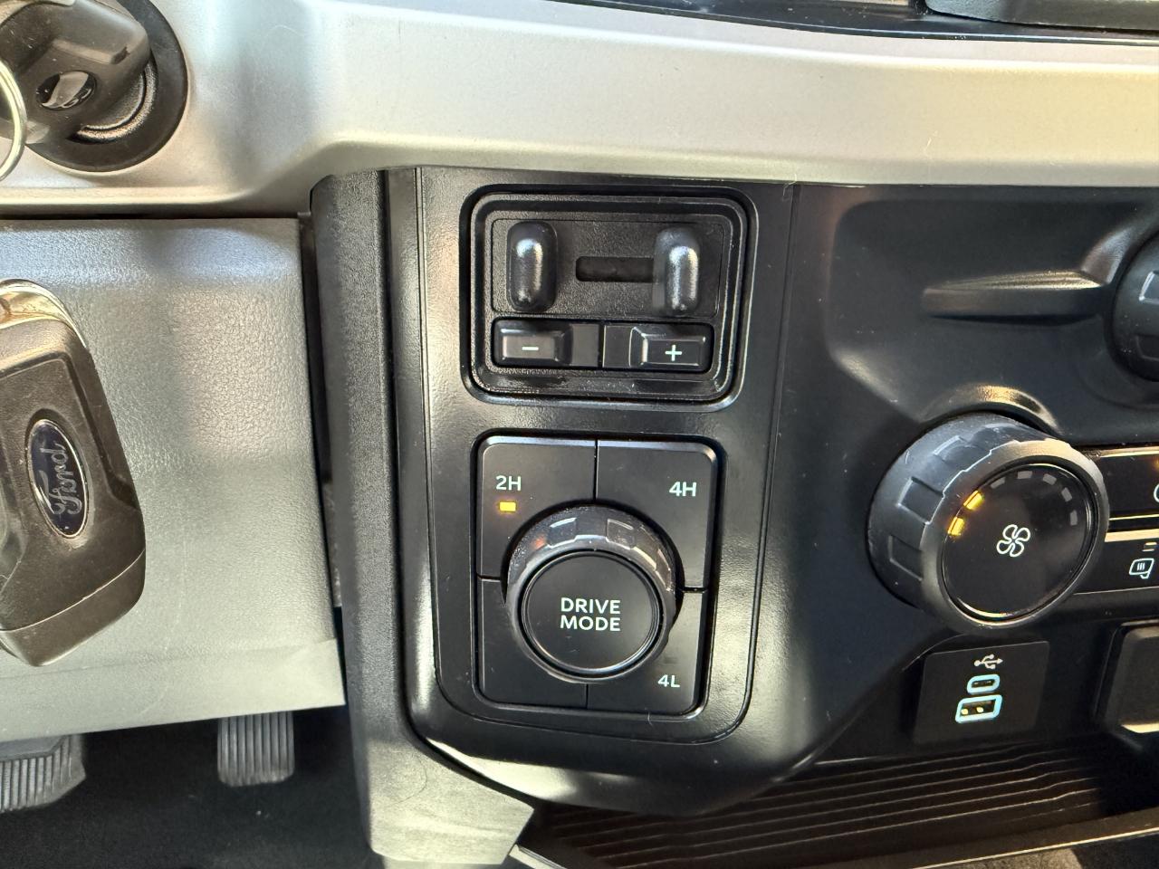Ford Super Duty F-350 SRW XL 4WD Crew Cab 8' Box 2023