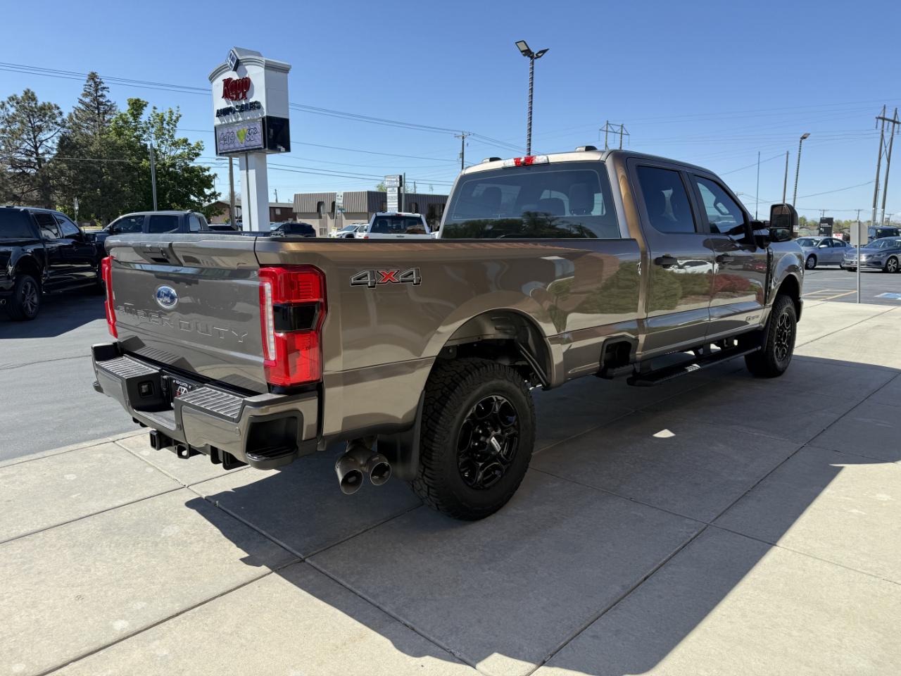 Ford Super Duty F-350 SRW XL 4WD Crew Cab 8' Box 2023