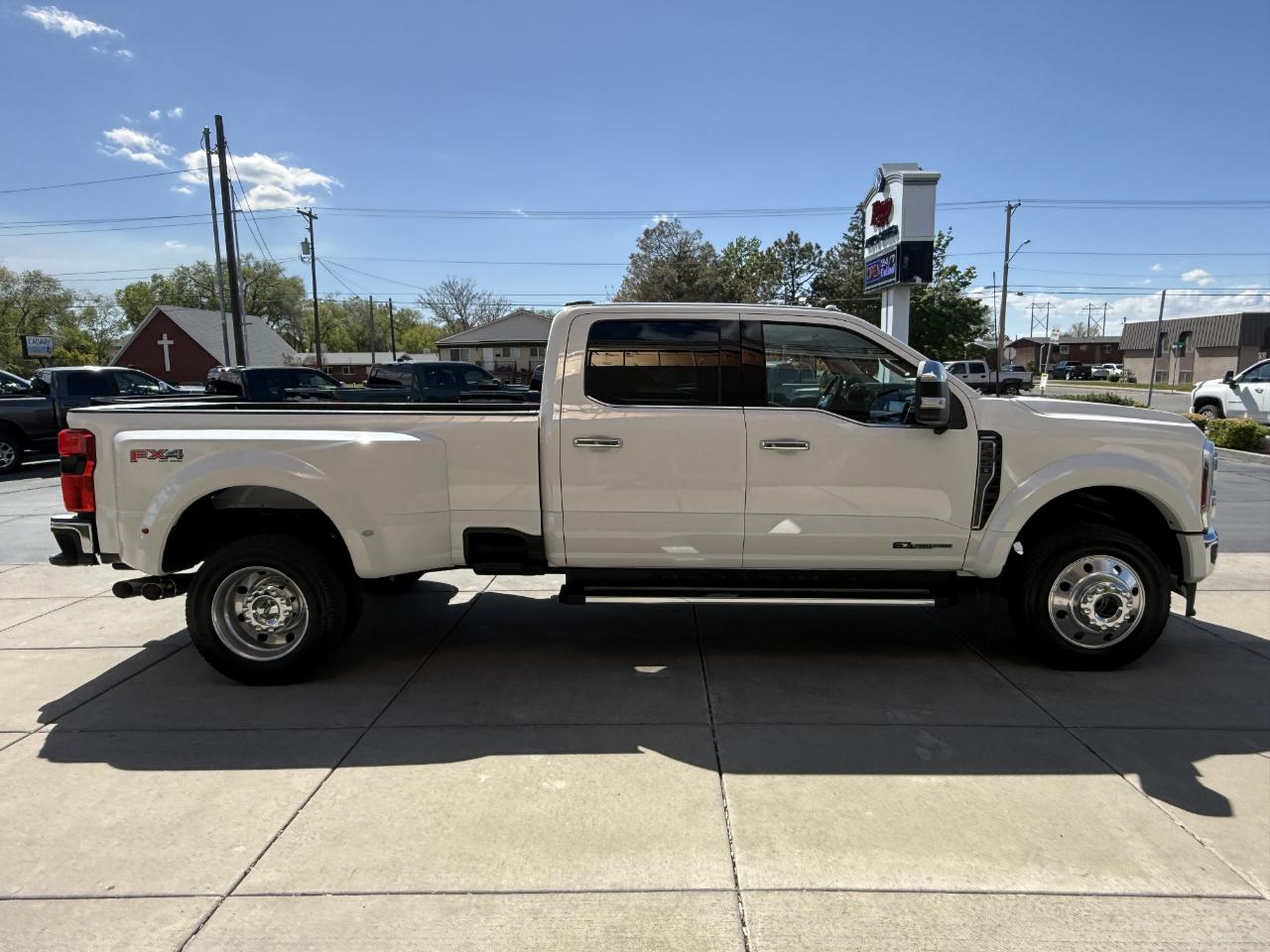 Ford Super Duty F-450 DRW Lariat 4WD Crew Cab 8' Box 2024