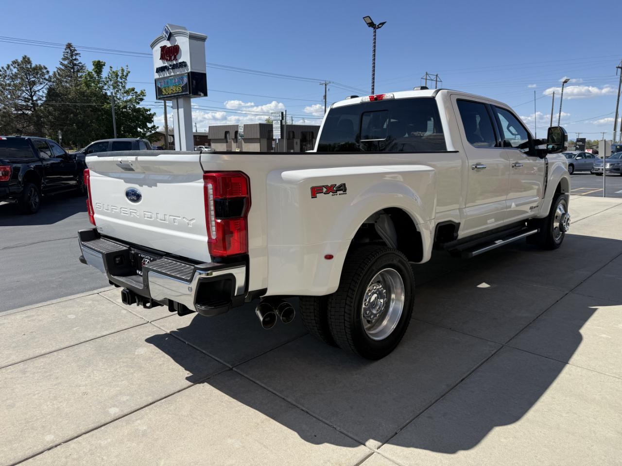 Ford Super Duty F-450 DRW Lariat 4WD Crew Cab 8' Box 2024