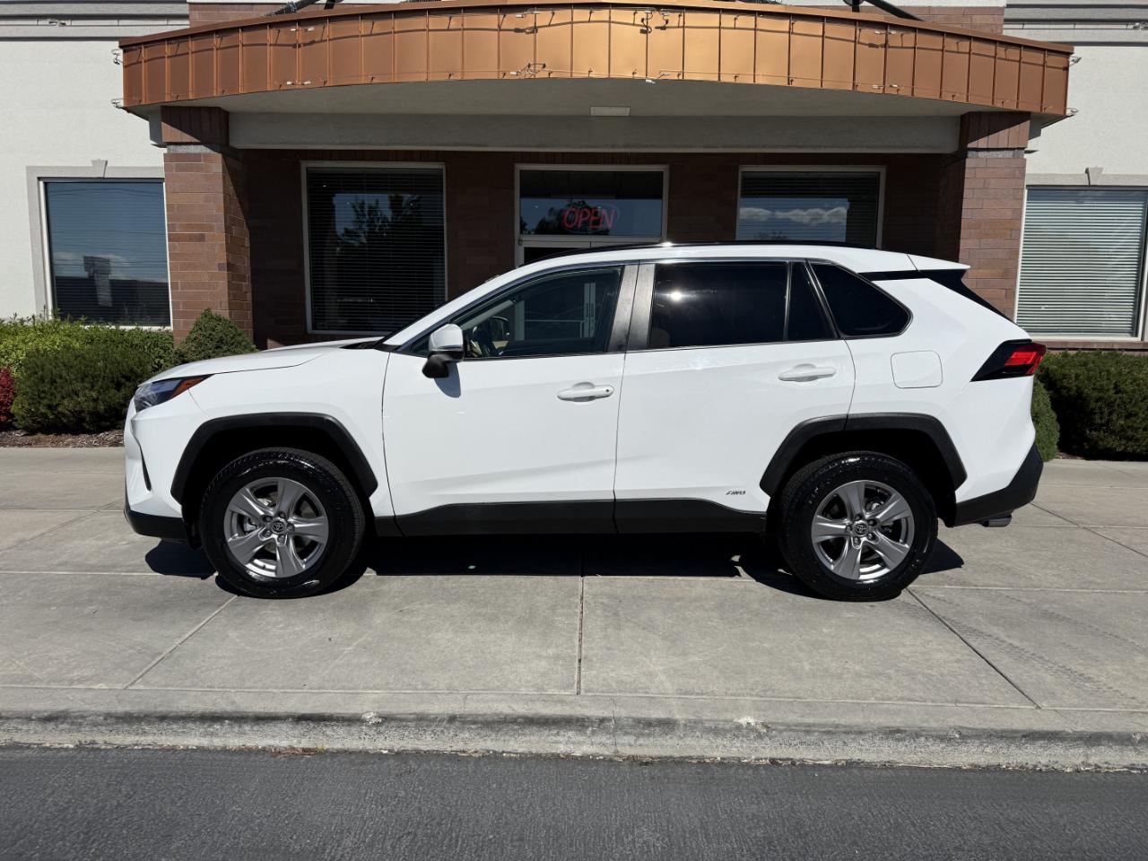Toyota RAV4 Hybrid XLE AWD (Natl) 2022