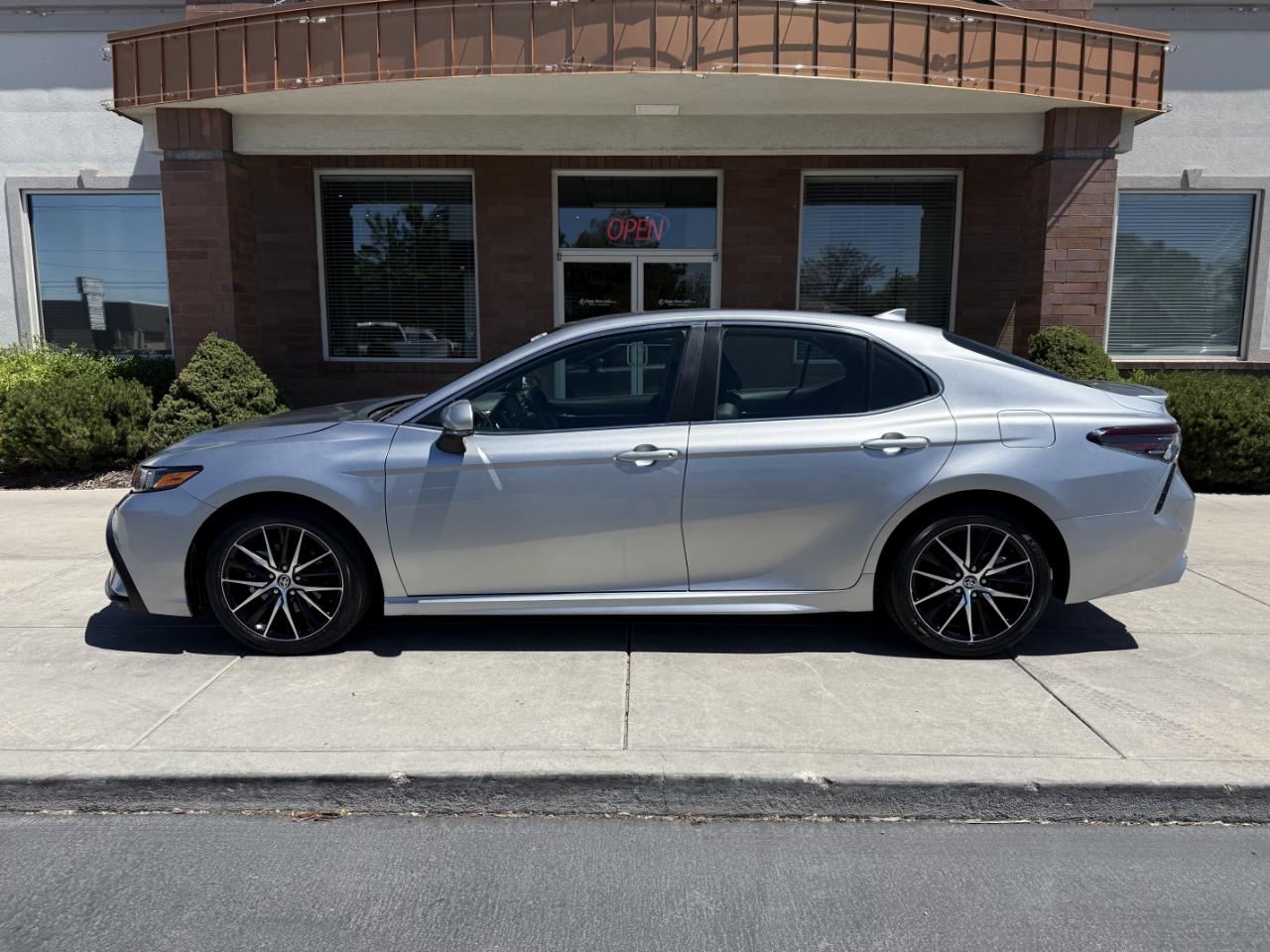 Toyota Camry SE Auto (Natl) 2024