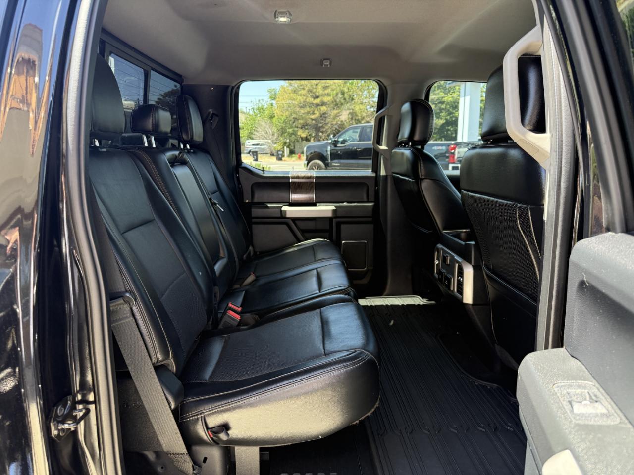 Ford Super Duty F-450 DRW Lariat 4WD Crew Cab 8' Box 2019