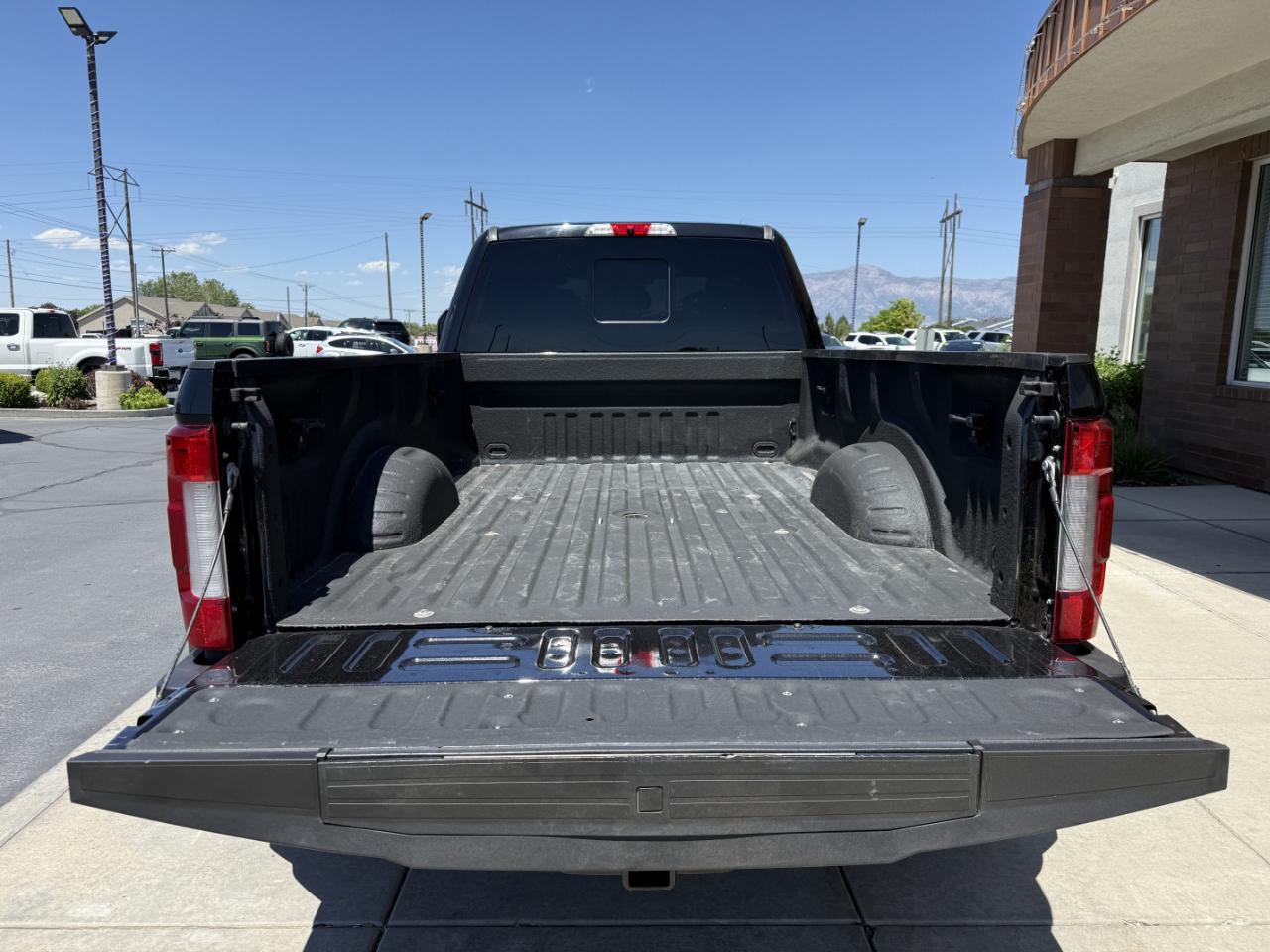 Ford Super Duty F-450 DRW Lariat 4WD Crew Cab 8' Box 2019