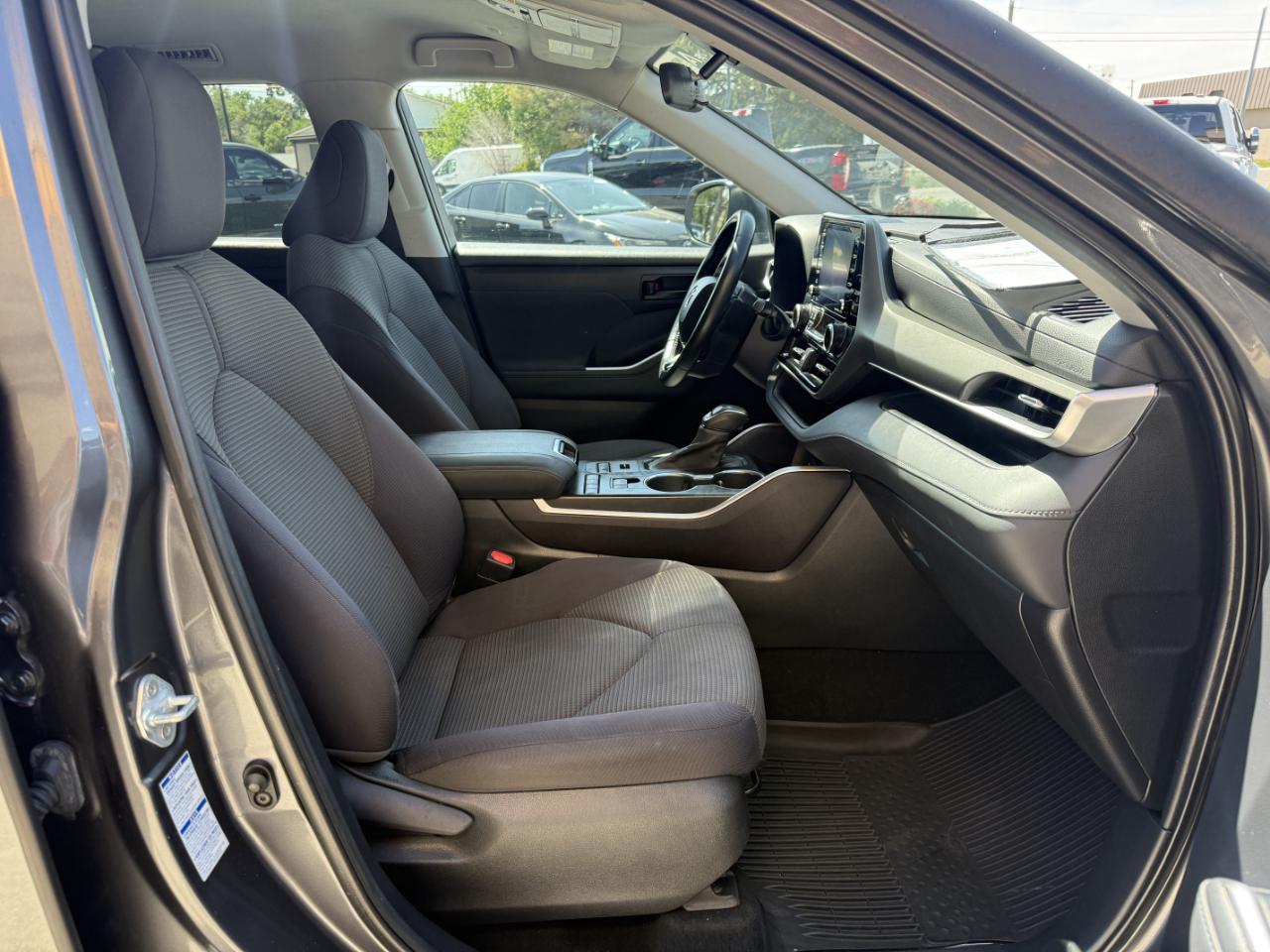 Toyota Highlander LE AWD (Natl) 2021