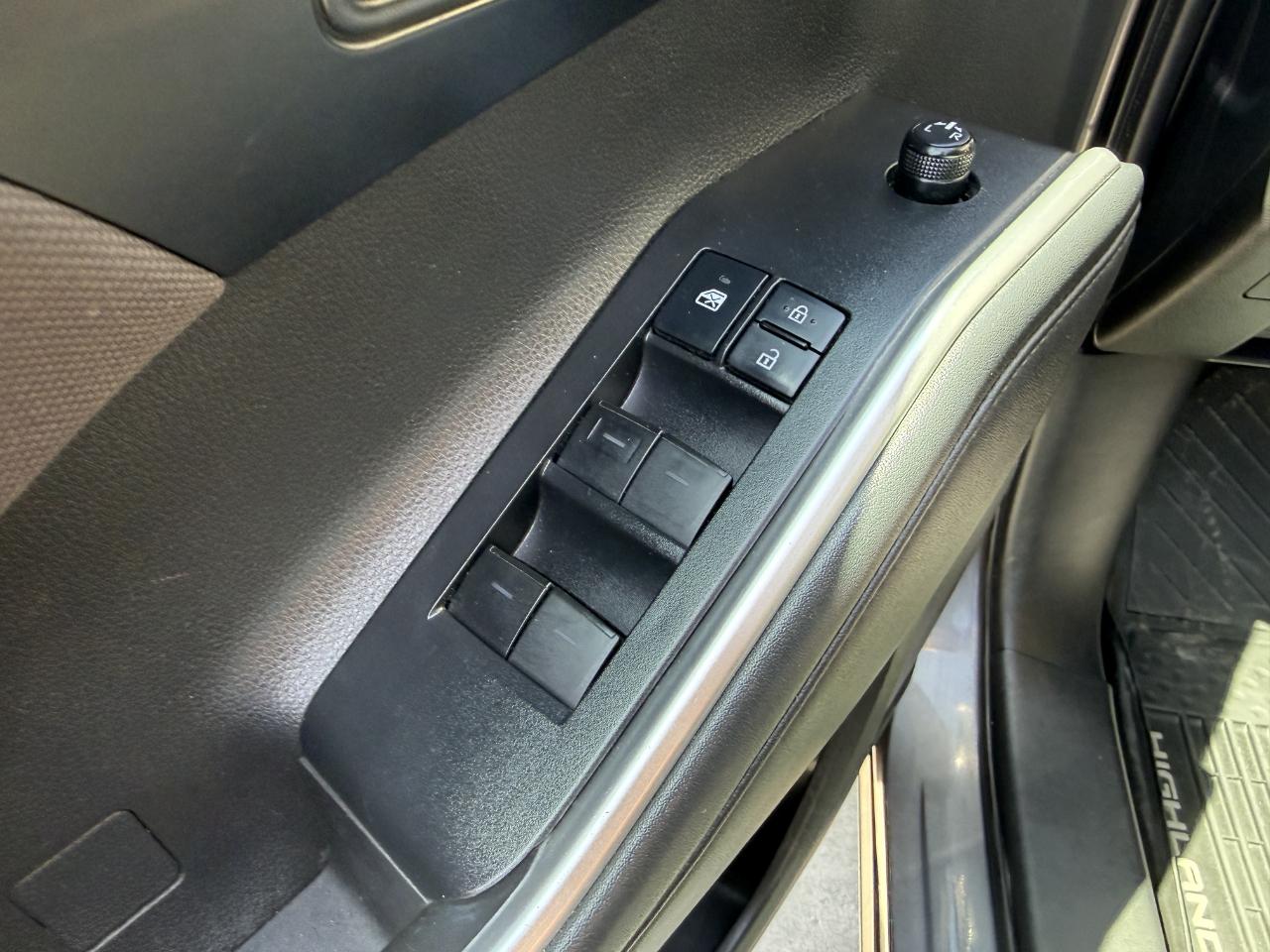 Toyota Highlander LE AWD (Natl) 2021