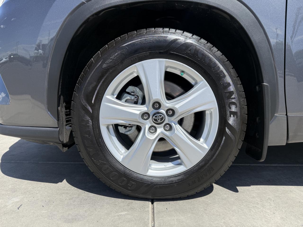 Toyota Highlander LE AWD (Natl) 2021