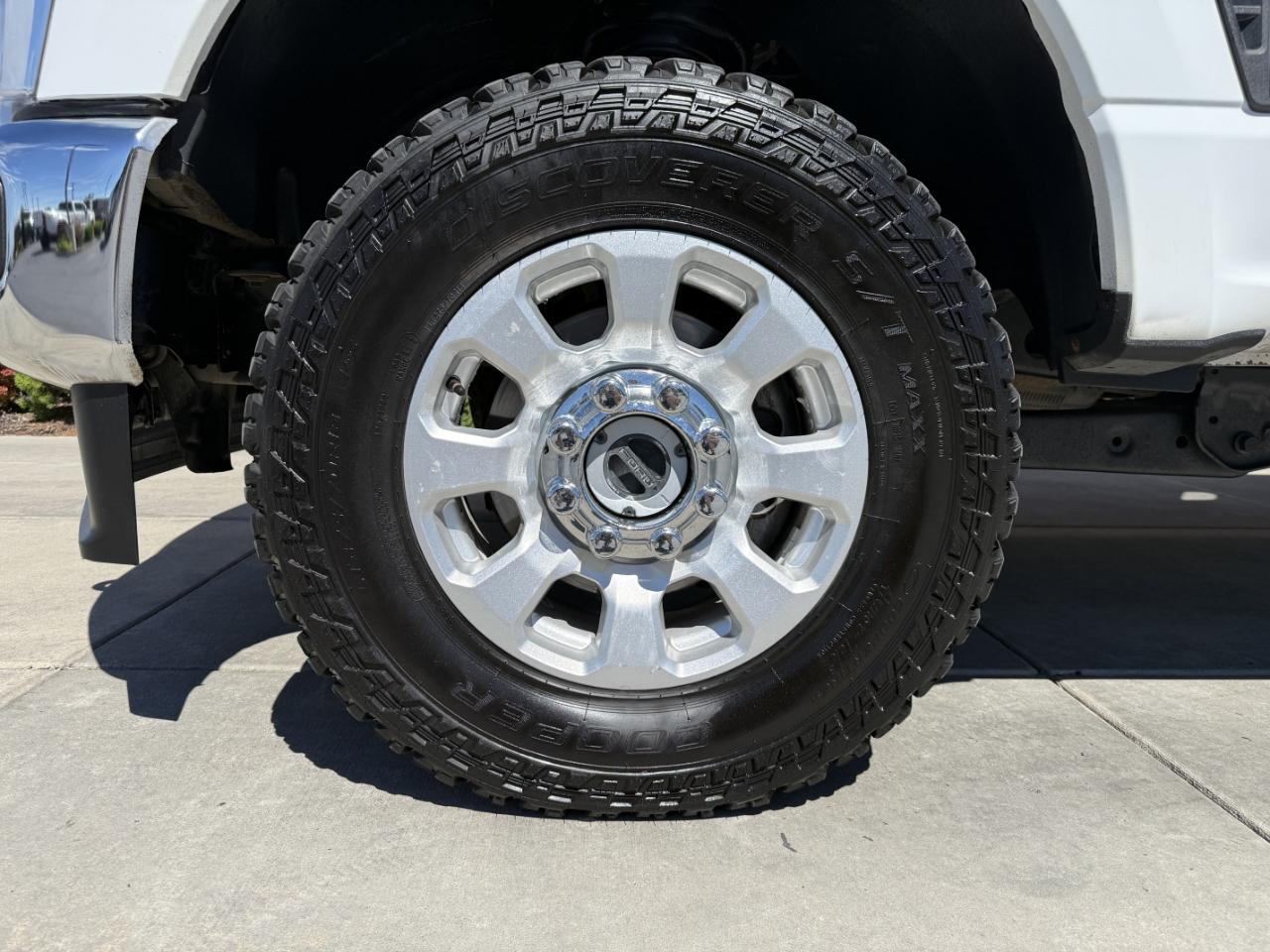 Ford Super Duty F-350 SRW XLT 4WD Crew Cab 8' Box 2023