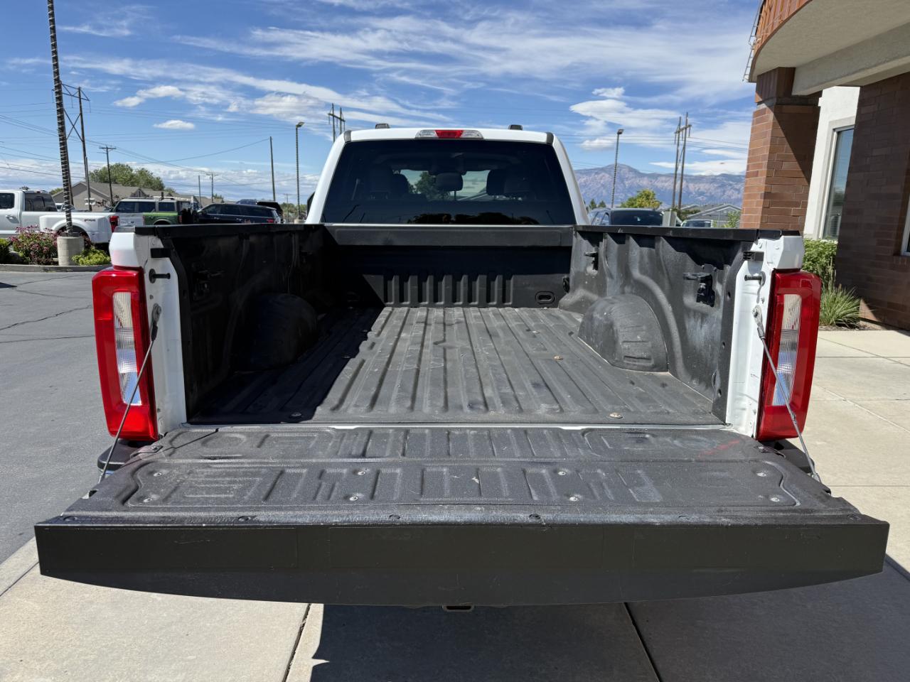 Ford Super Duty F-350 SRW XLT 4WD Crew Cab 8' Box 2023