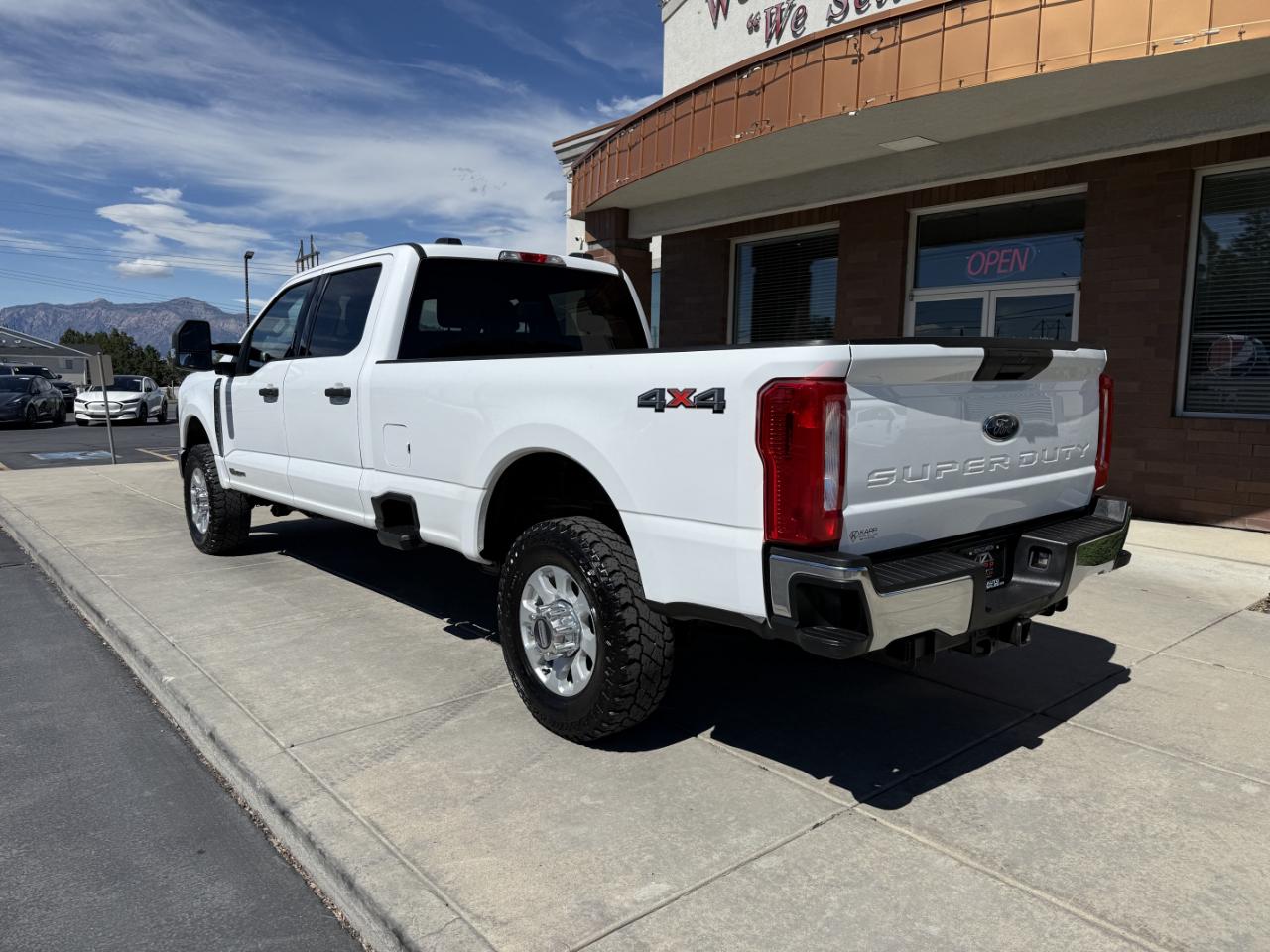 Ford Super Duty F-350 SRW XLT 4WD Crew Cab 8' Box 2023