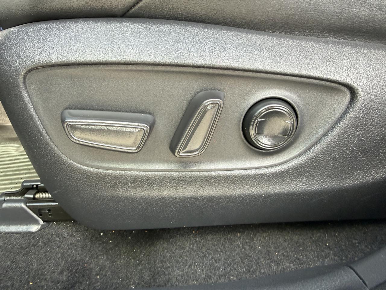 Toyota RAV4 Hybrid XSE AWD (Natl) 2023
