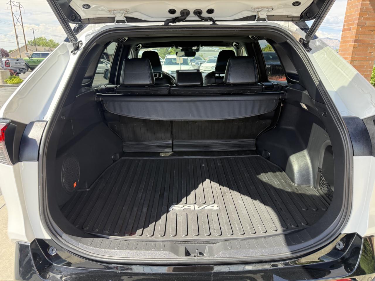 Toyota RAV4 Hybrid XSE AWD (Natl) 2023