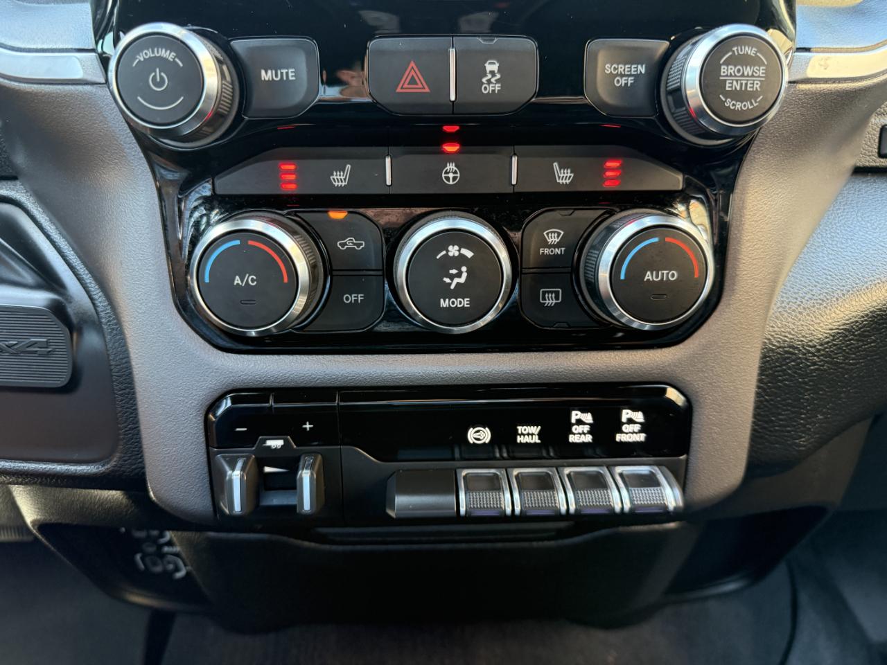 RAM 3500 Big Horn 4x4 Mega Cab 6'4" Box 2019