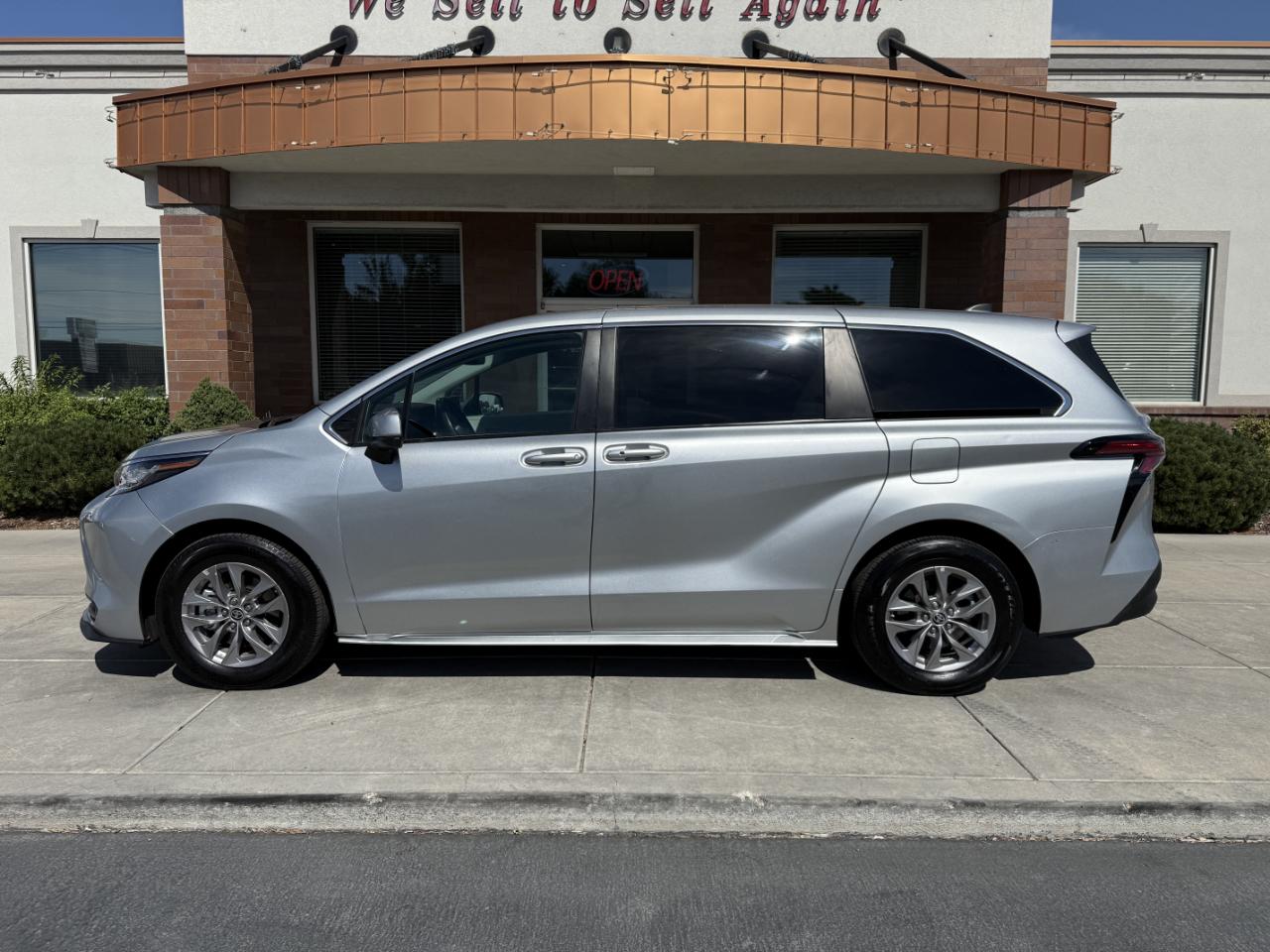 Toyota Sienna LE FWD 8-Passenger (Natl) 2022