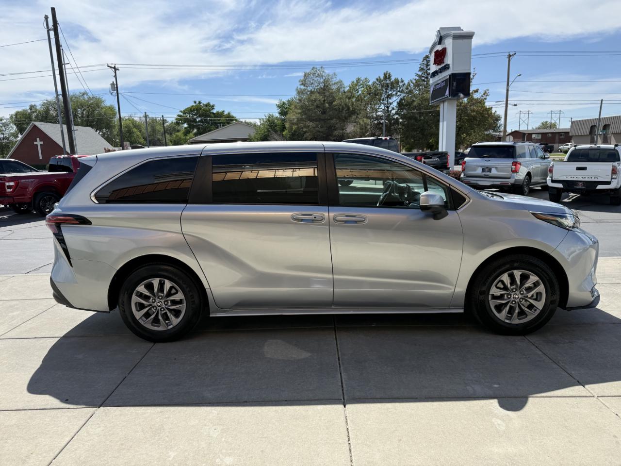 Toyota Sienna LE FWD 8-Passenger (Natl) 2022