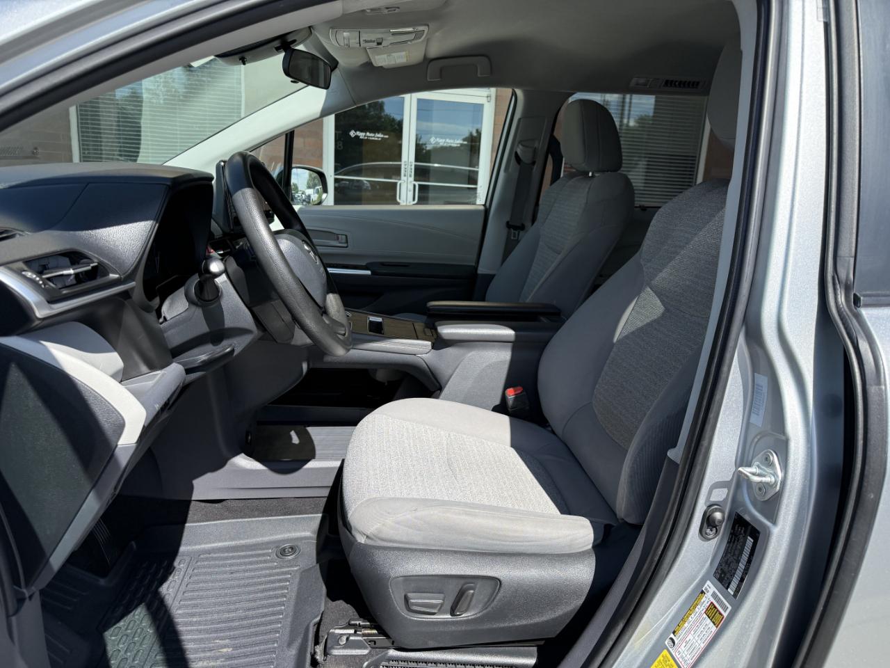 Toyota Sienna LE FWD 8-Passenger (Natl) 2022