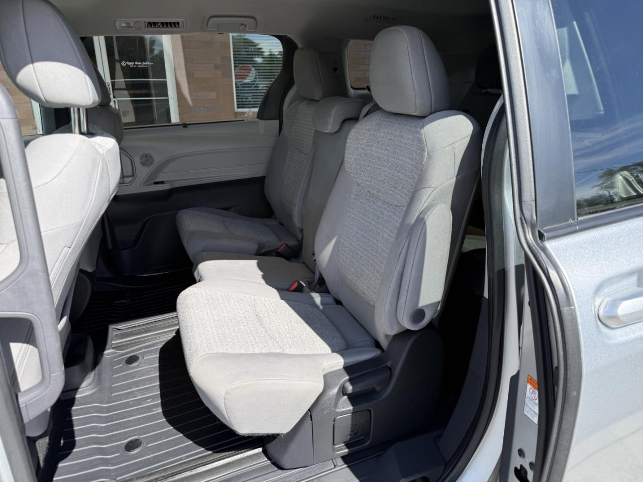 Toyota Sienna LE FWD 8-Passenger (Natl) 2022