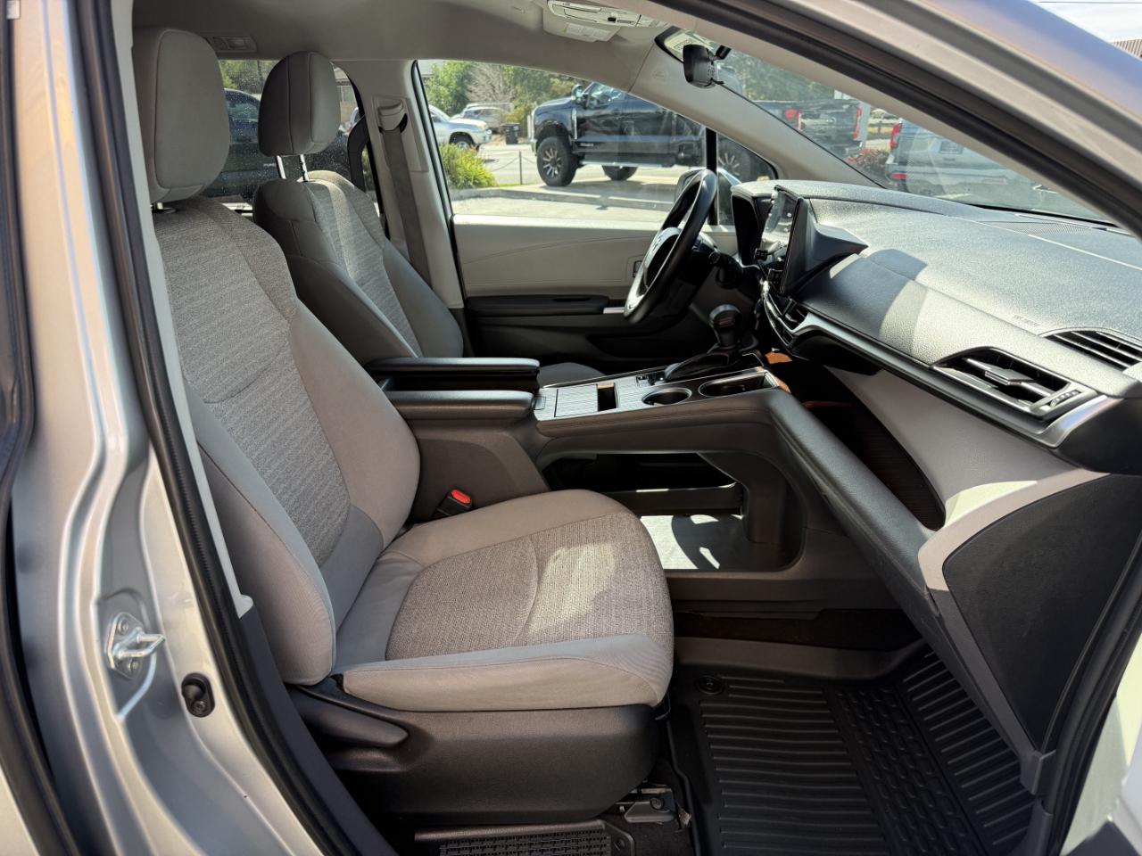 Toyota Sienna LE FWD 8-Passenger (Natl) 2022