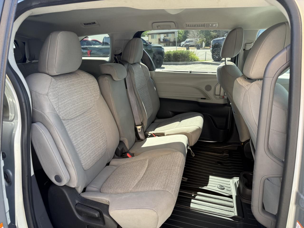 Toyota Sienna LE FWD 8-Passenger (Natl) 2022