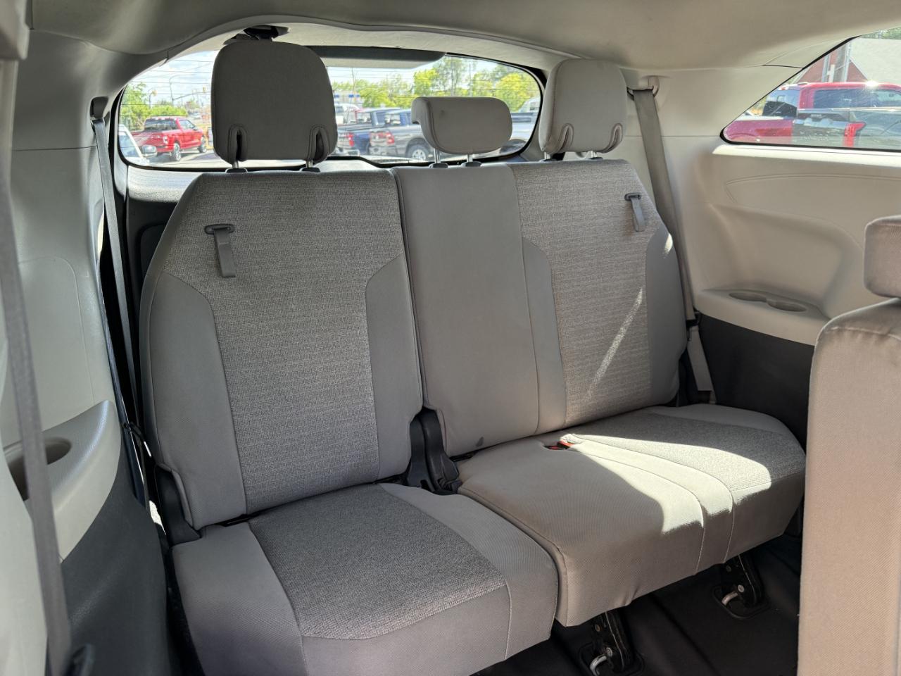 Toyota Sienna LE FWD 8-Passenger (Natl) 2022