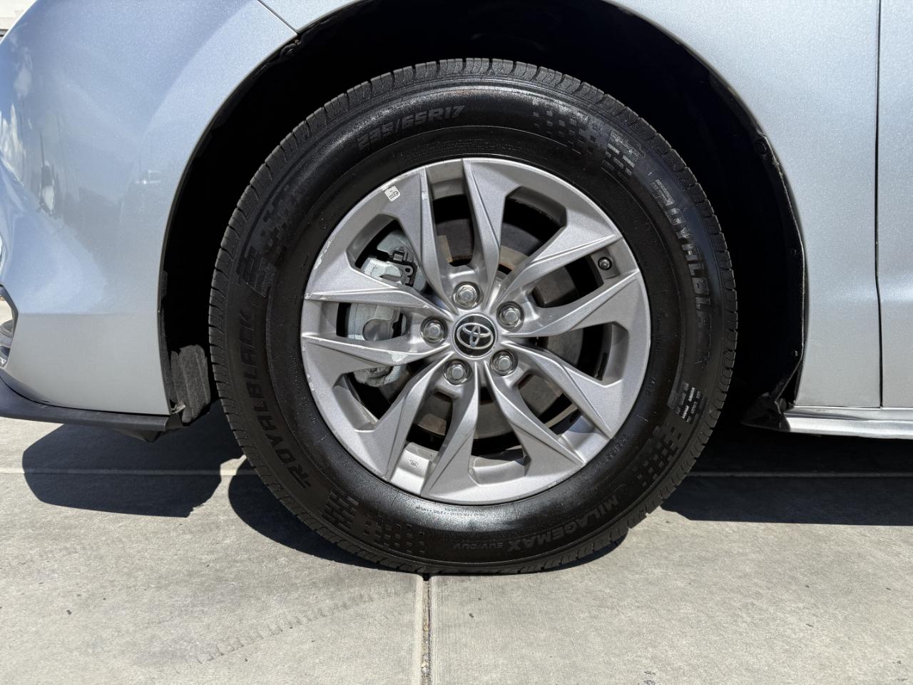 Toyota Sienna LE FWD 8-Passenger (Natl) 2022