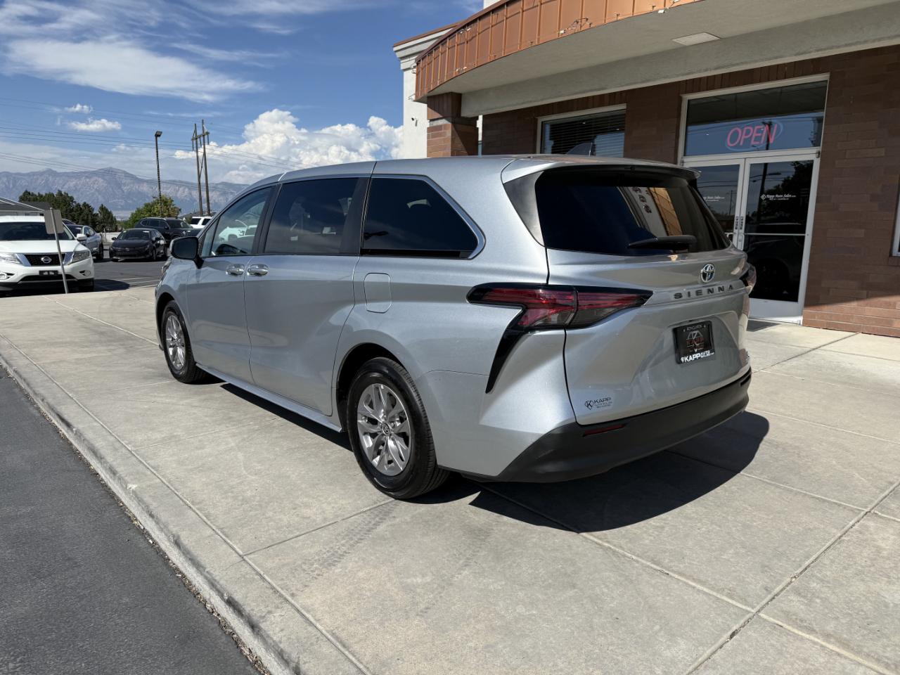 Toyota Sienna LE FWD 8-Passenger (Natl) 2022