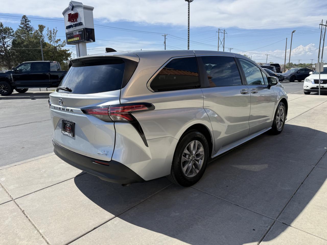Toyota Sienna LE FWD 8-Passenger (Natl) 2022