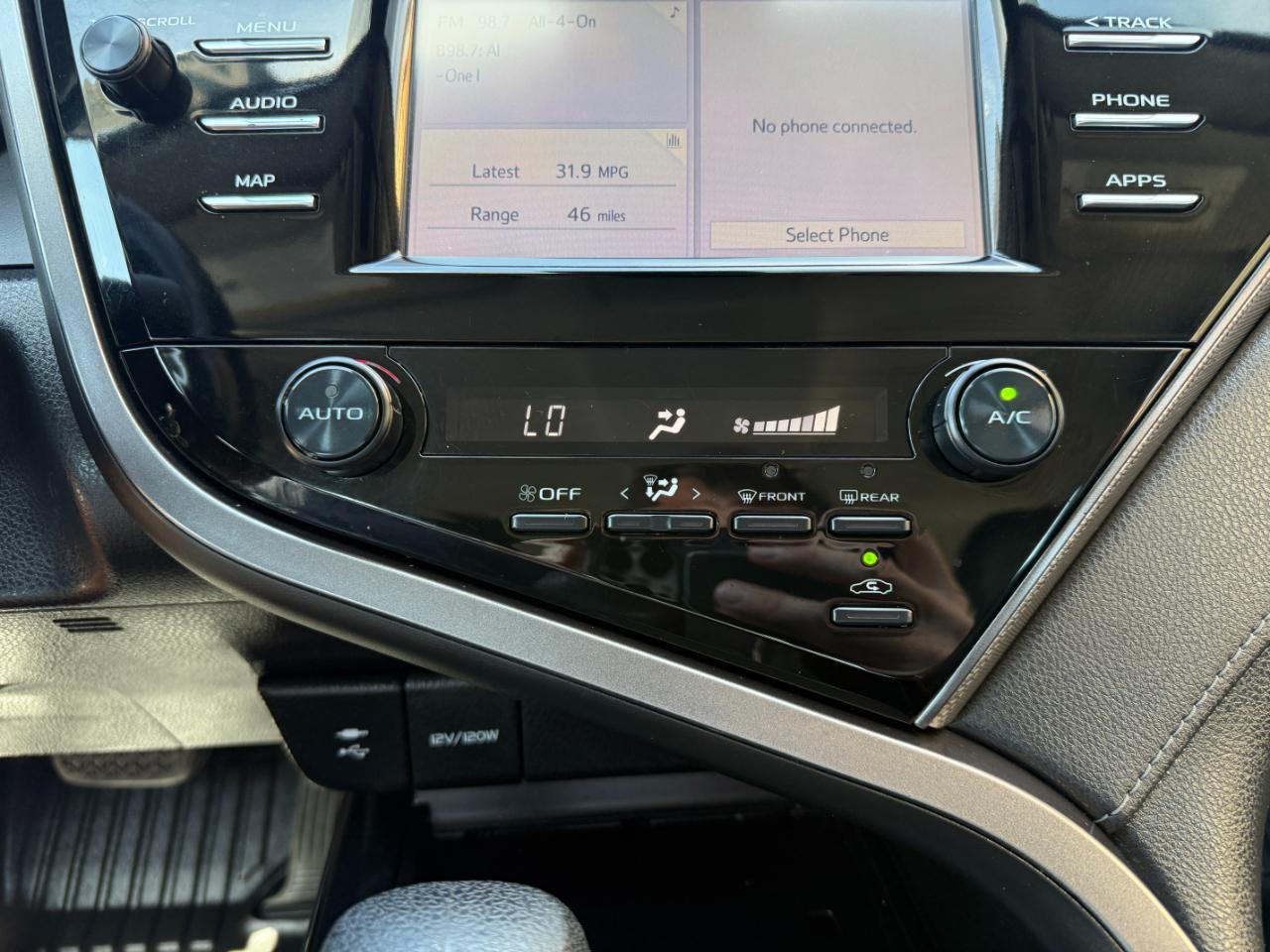 Toyota Camry SE Auto (Natl) 2019